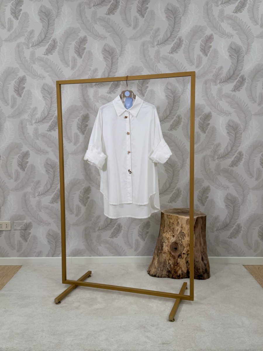 Camicia over con bottoni decorativi dorati